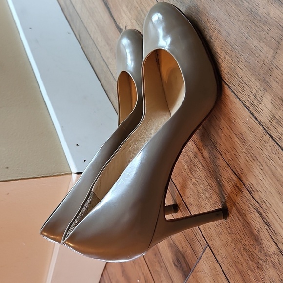 Ann Taylor Taupe Patent Leather Heels - 3.5" Round Toe, Size 7.5M - Picture 6 of 16